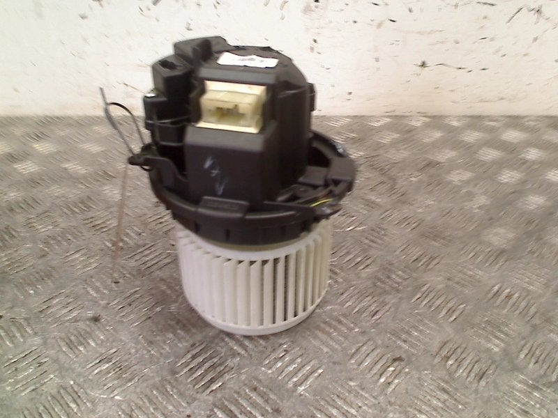 Kachel Ventilatormotor Renault Clio V (RJAB) 2019 DT116243, Gebruikt, Renault Deutschland AG, Dialog.deutschland@renault.de, Peter-Huppertz-Straße 5, Köln 51063, , Duitsland