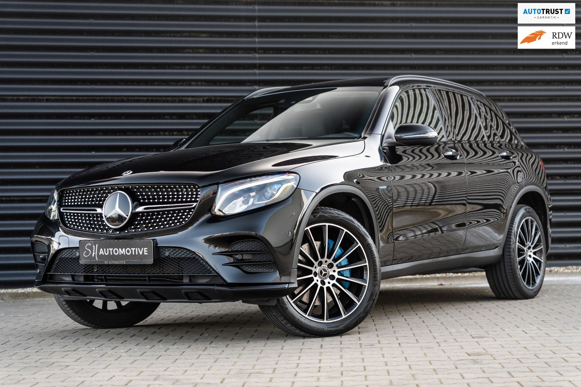 Mercedes-Benz GLC-klasse 350e 4MATIC AMG / PANO / MEMORY / B, Gebruikt, 4 cilinders, 2000 kg, Zwart