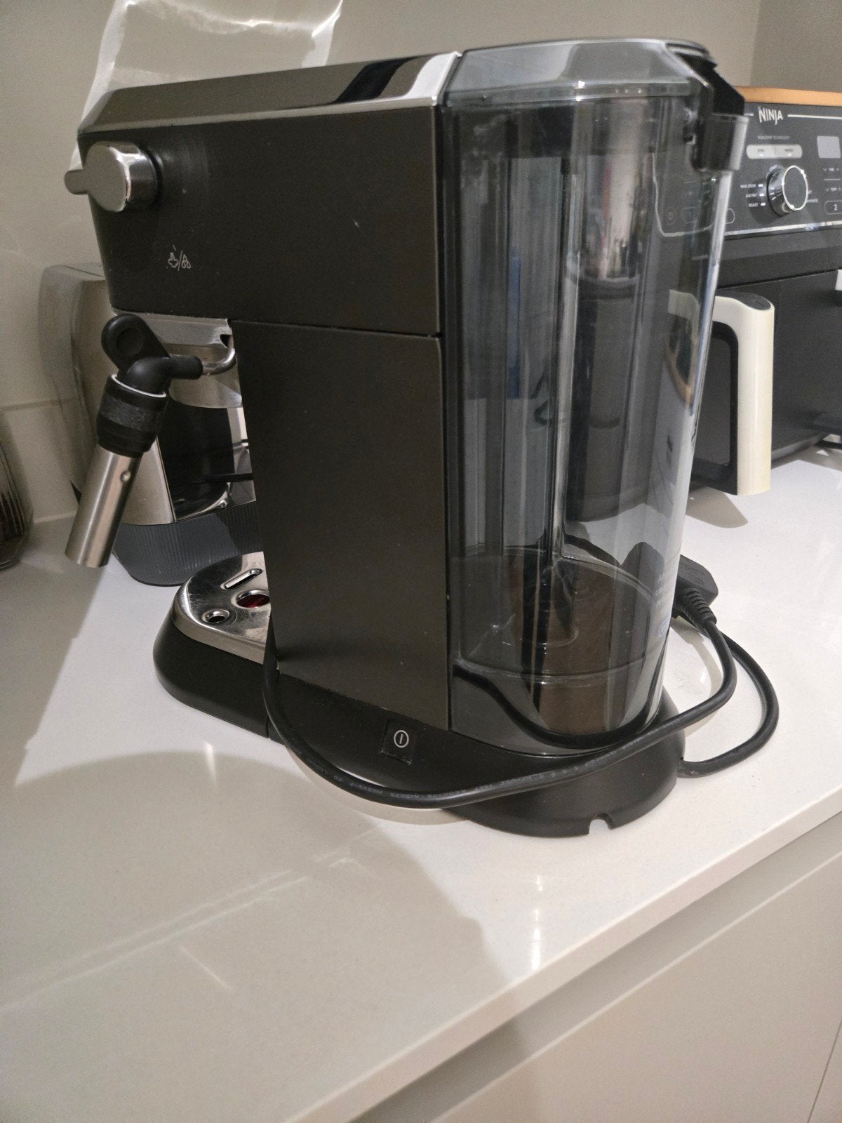 Foto 4 van DeLonghi Dedica Espressomachine met Stoompijpje