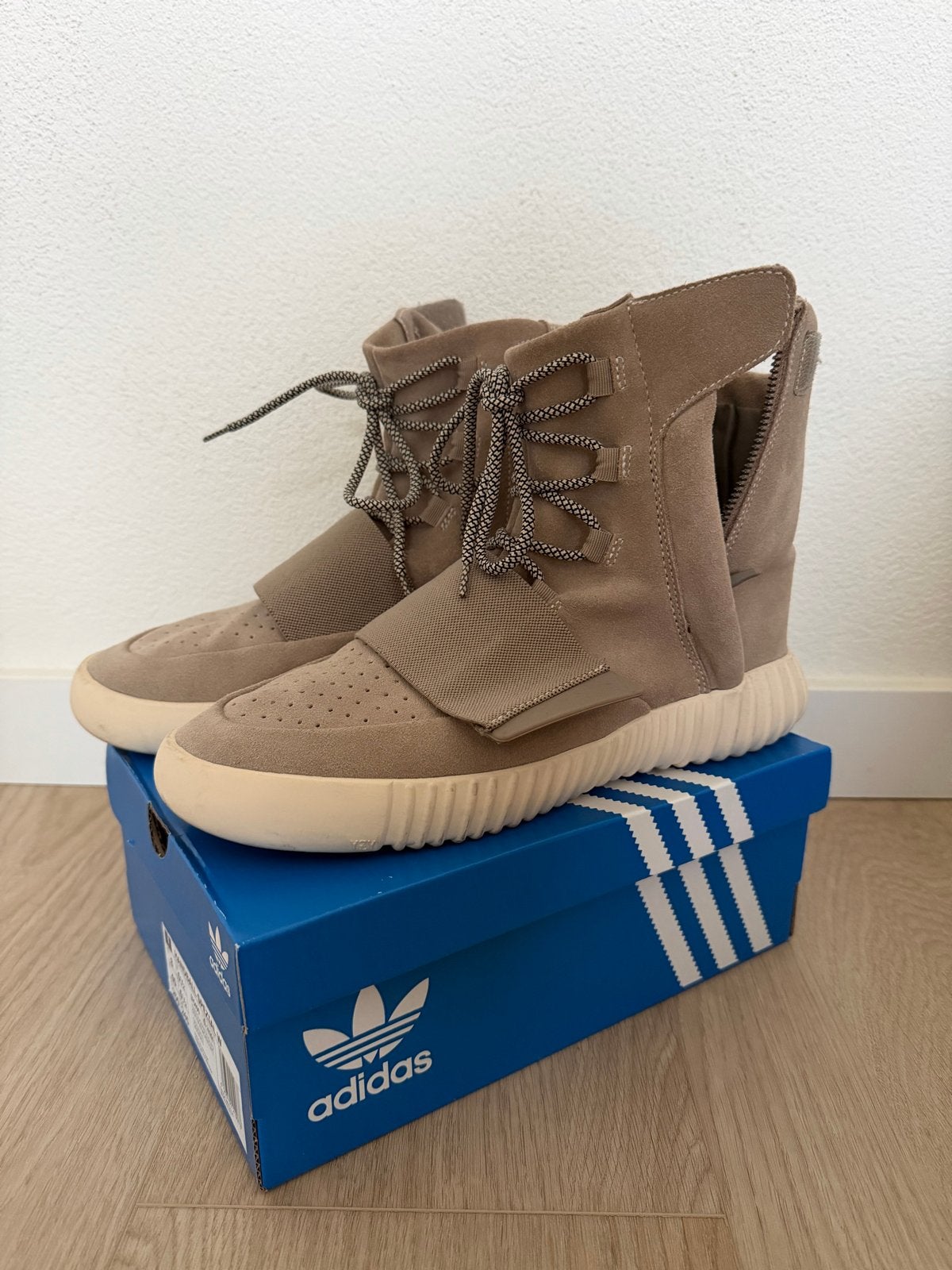 Adidas Yeezy 750 Boost 'Light Brown' - Maat 45, Ophalen of Verzenden, Zo goed als nieuw, Bruin, Sneakers of Gympen