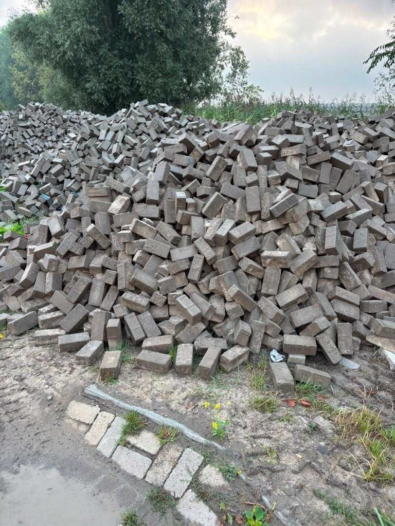 Grote partij gebruikte Betonklinkers, BKK, BSS, Grijs, 8cm, Klinkers, Ophalen of Verzenden, Zo goed als nieuw, 10 m² of meer