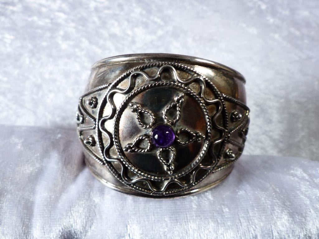 Prachtige Brede Handgemaakte Zilveren Armband met Amethist, Sieraden, Tassen en Uiterlijk, Antieke sieraden, Verzenden, Zilver
