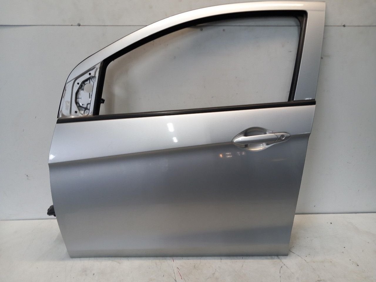 Portier links voor Opel Karl, Auto-onderdelen, Onderdelen@venauto.nl, Van der Ven Autorecycling B.V., Gebruikt, Ettenseweg 76, 4706 PB Roosendaal, The Netherlands