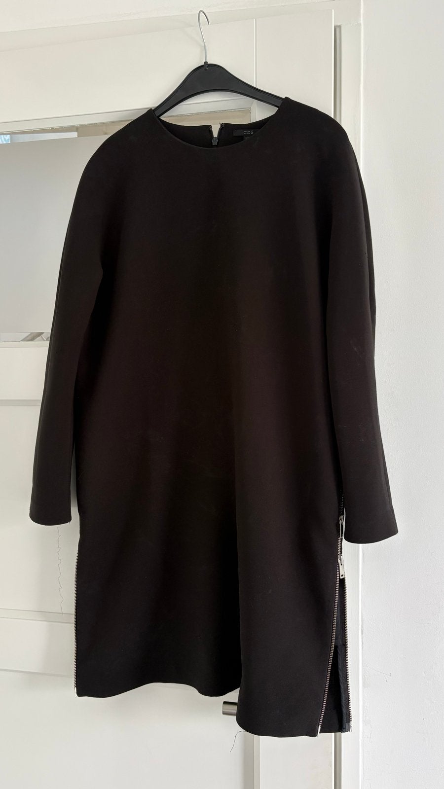 COS Zwarte Middellange Jurk met Ritsen, Maat 40, Maat 38/40 (M), Verzenden, Zwart, Gedragen