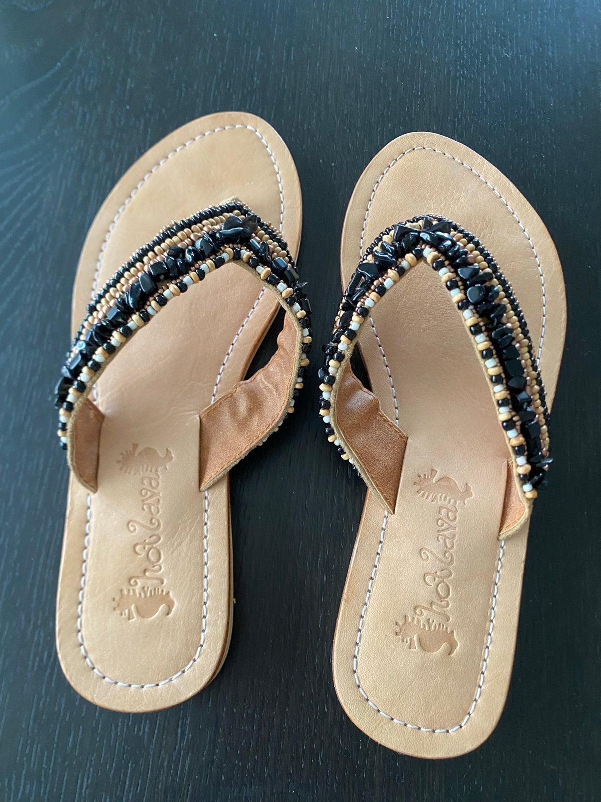 Hot Lava Slippers  met kralen - - Maat 37, Ophalen of Verzenden, Zo goed als nieuw, Zwart, Slippers