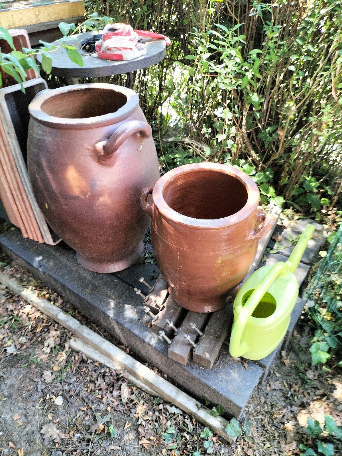 Grote  terracotta geglazuurde bloempot kruik met handvatten, Rond, Ophalen of Verzenden, Minder dan 40 cm, Balkon
