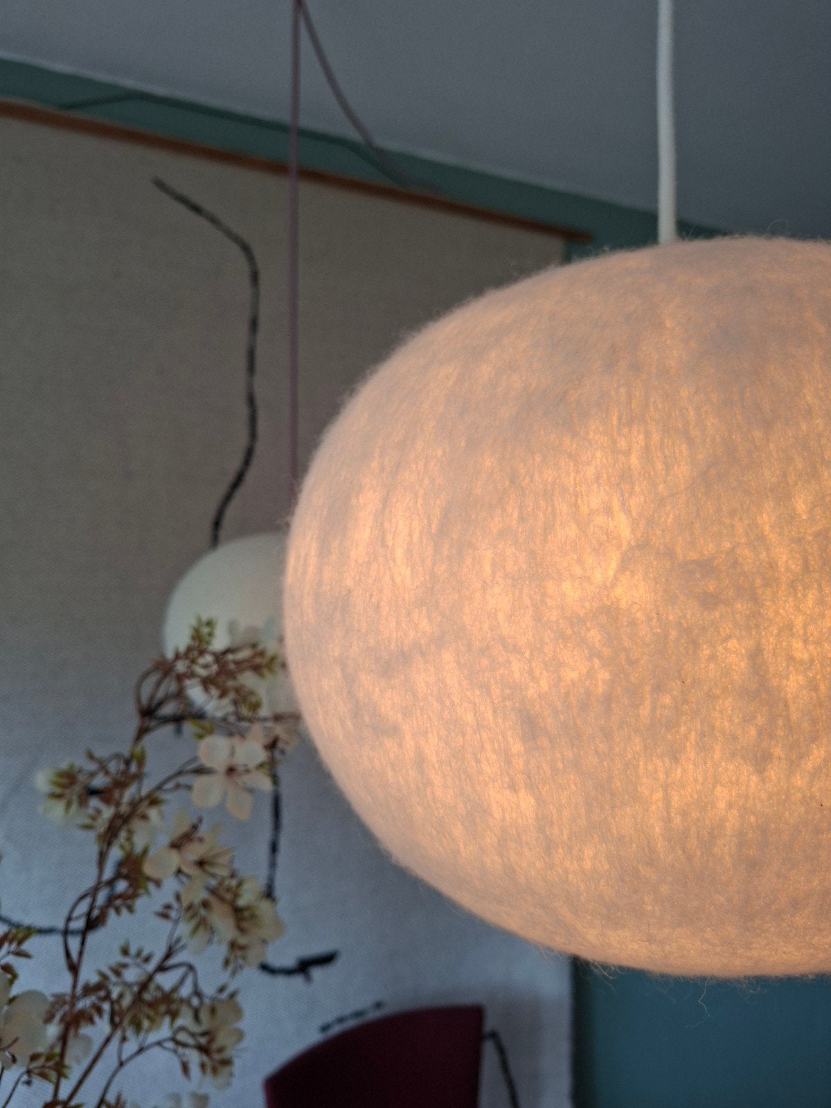 Hanglamp, handgemaakt van wolvilt. Nieuw., Ophalen of Verzenden, Nieuw, Natuurlijk materiaal, E27 (groot)