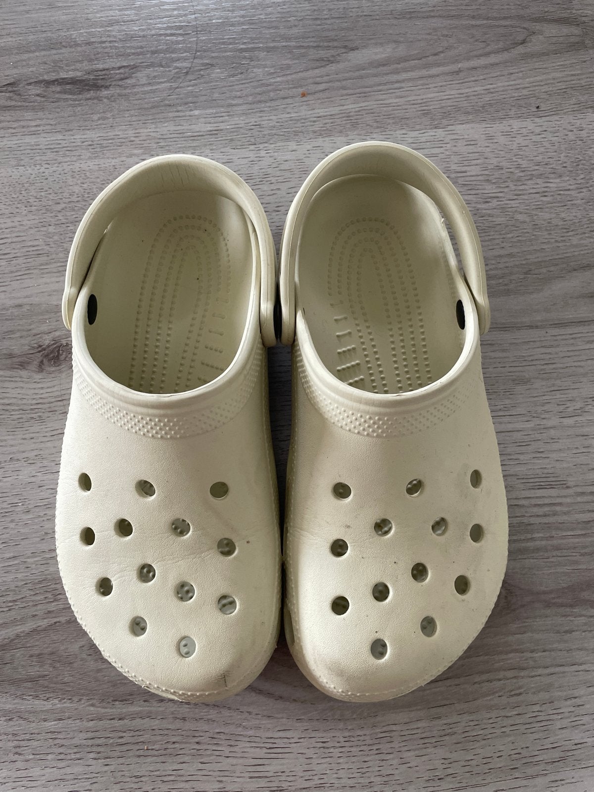 Crocs - Zeer weinig gebruikt - Maat 40/41, Ophalen of Verzenden, Zo goed als nieuw, Beige, Slippers