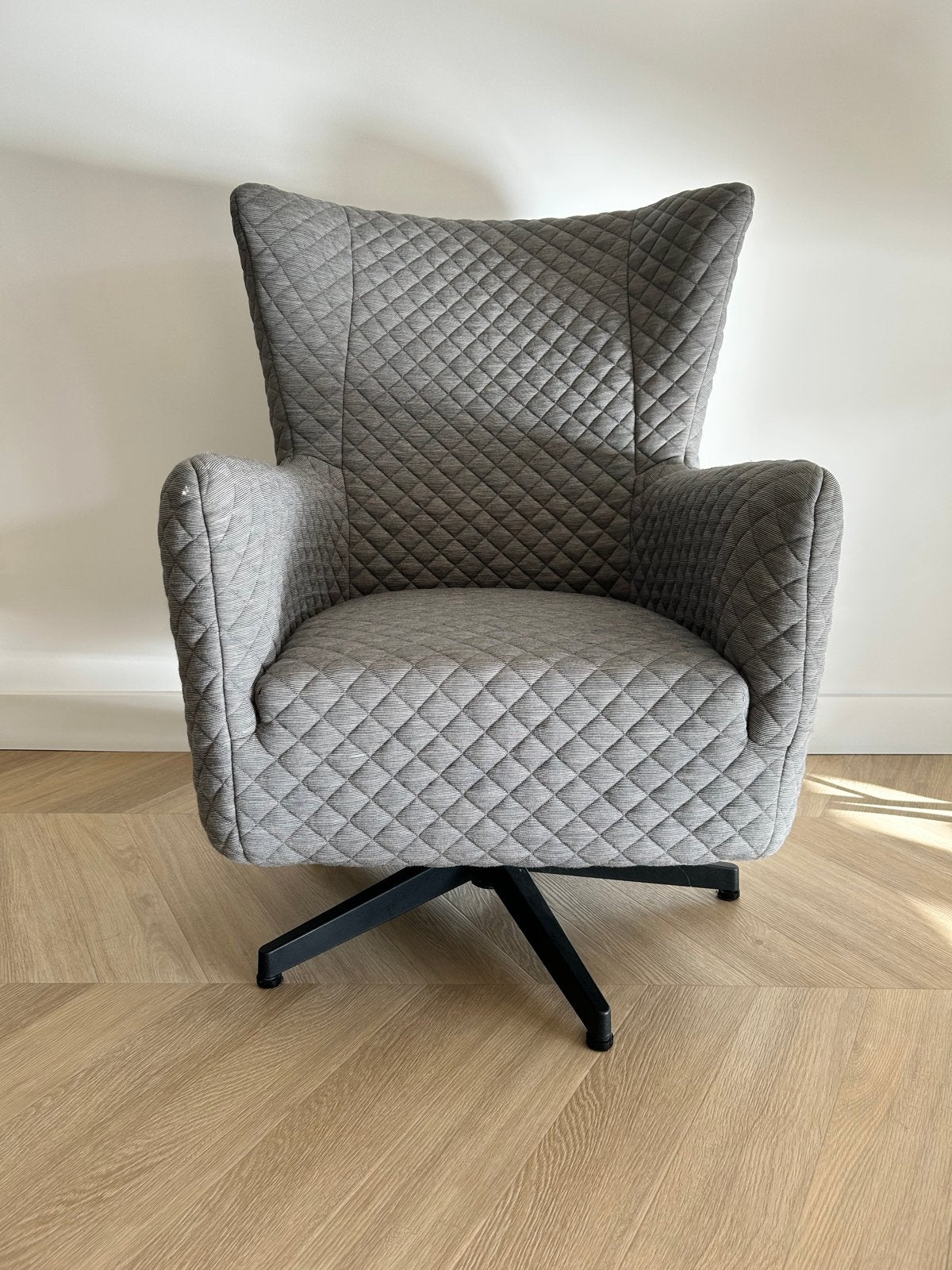 ZGAN Grijze fauteuil met draaivoet vitra kvadrat design, Huis en Inrichting, Ophalen, Zo goed als nieuw, Stof, 75 tot 100 cm