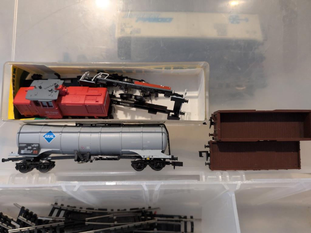Minitrix partijtje met 8 wagons, rails en 7 wissels, Ophalen, Gelijkstroom, Trix, Gebruikt