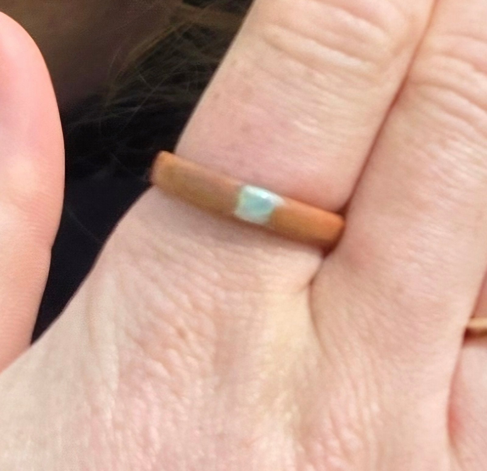GEZOCHT: Verloren houten ring met lichtblauwe opaal, Ophalen, Overige materialen, Gebruikt, Bruin