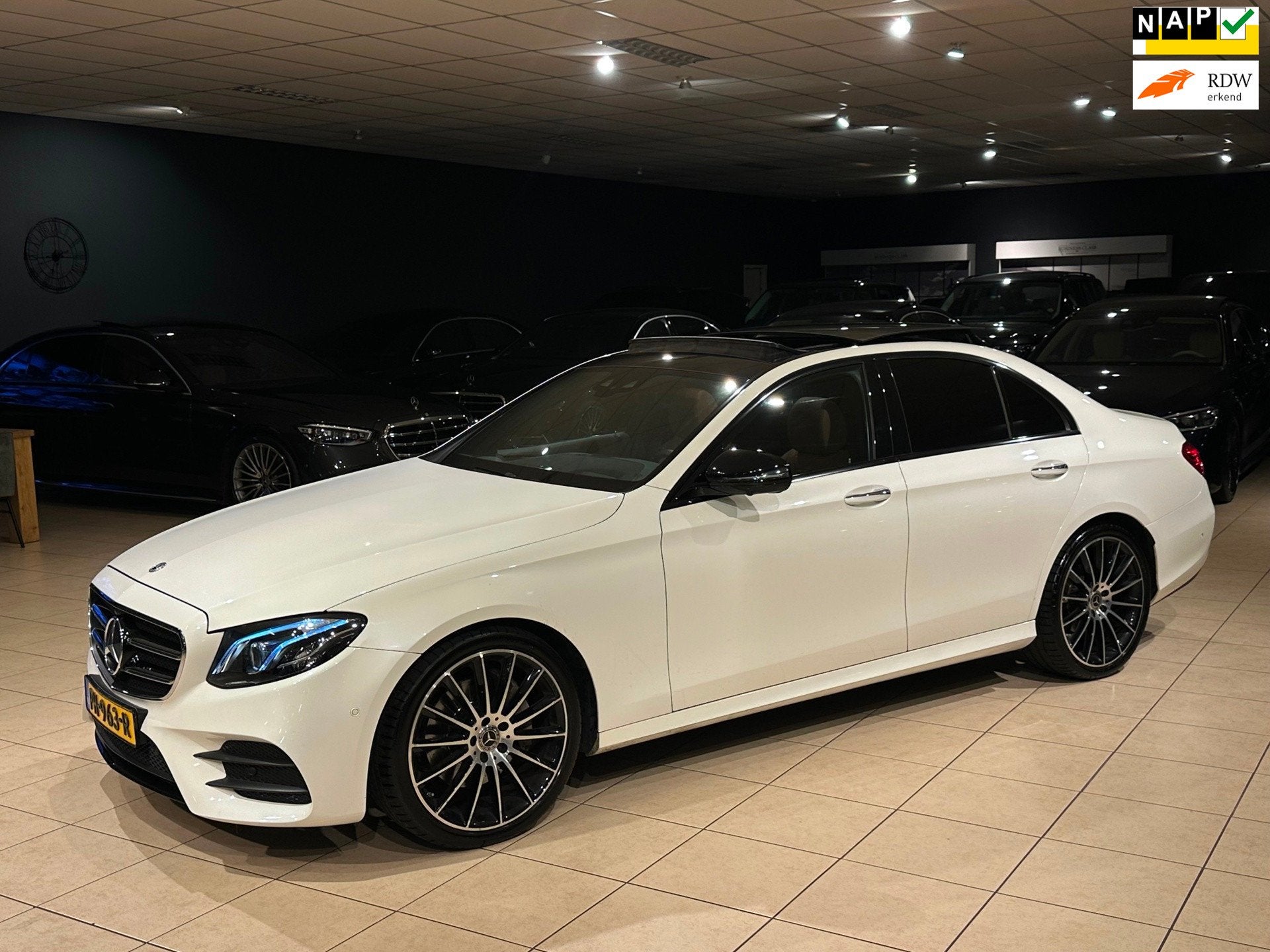 Mercedes-Benz E-klasse E 200 AMG NAP|PANO|MEMORY|BURMESTER|B, Auto's, Automaat, Dealer onderhouden, Gebruikt, Euro 6