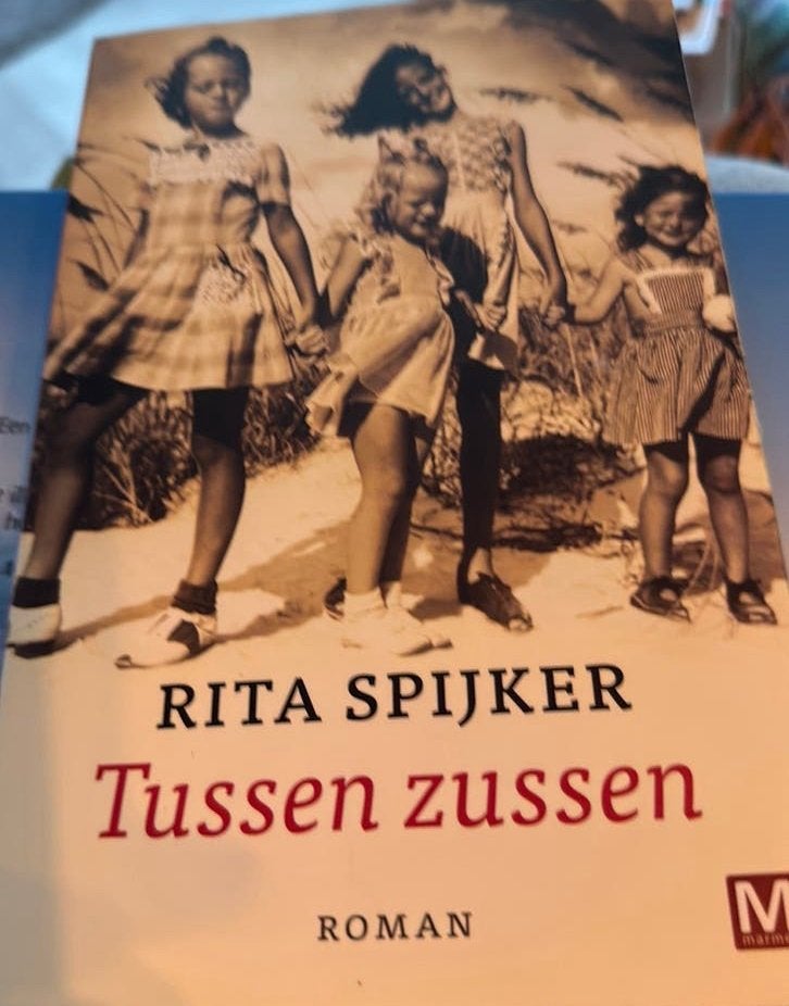 R.ita Spijker - Tussen zussen, Ophalen of Verzenden, Zo goed als nieuw, R.ita Spijker