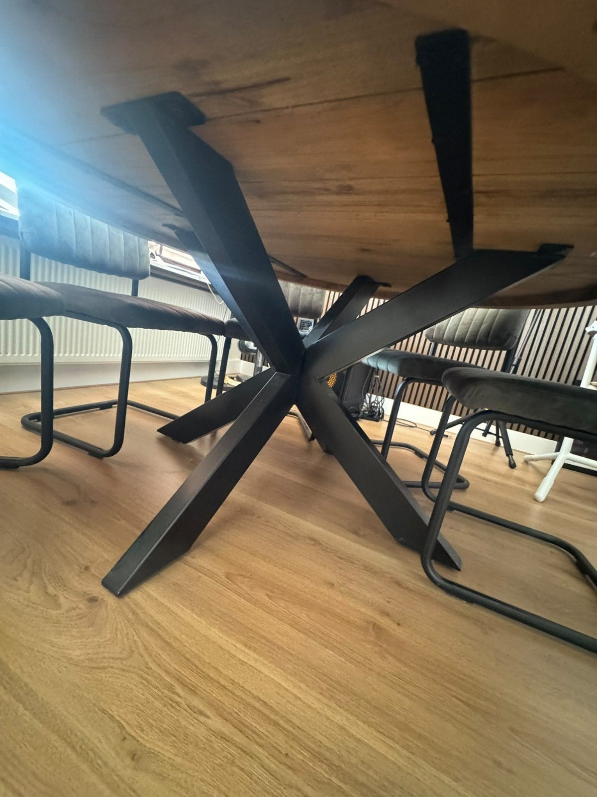 Foto 5 van Ronde Mango houten tafel (150cm) + 6 luxe Stoelen