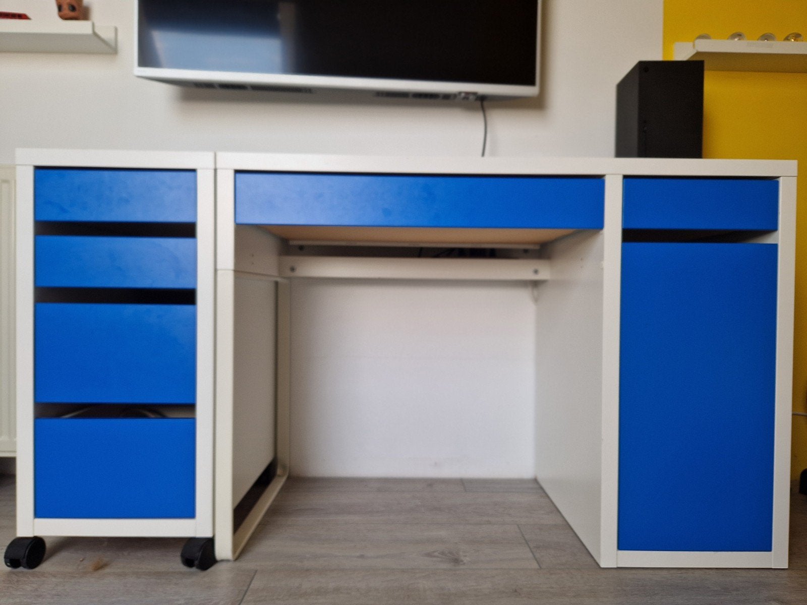 IKEA Micke bureau met ladenblok - wit/blauw, Huis en Inrichting, Bureaus, Ophalen, IKEA, Wit, Zo goed als nieuw