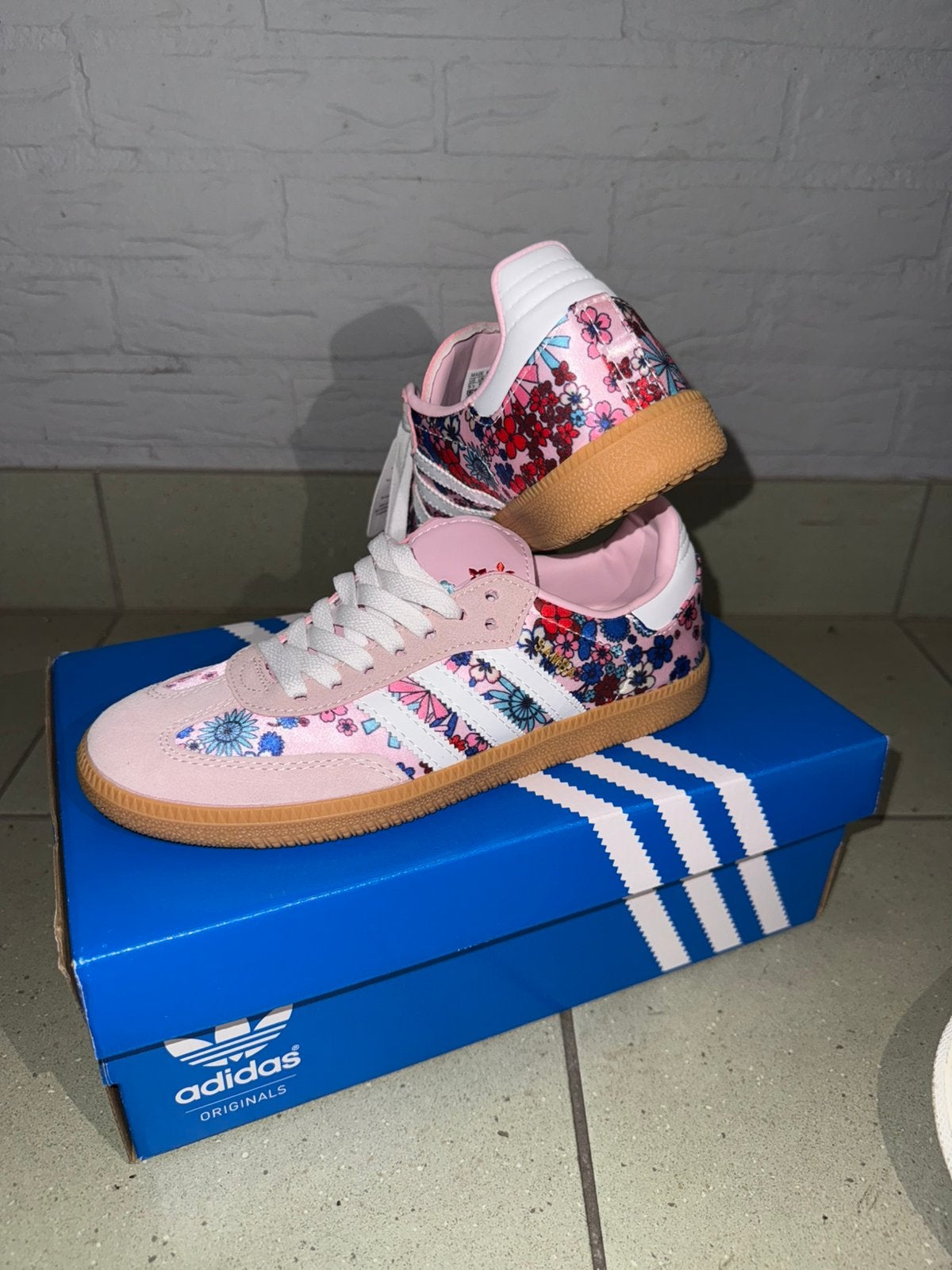 Adidas Originals bloemen roze/wit, Ophalen, Zo goed als nieuw, Wit