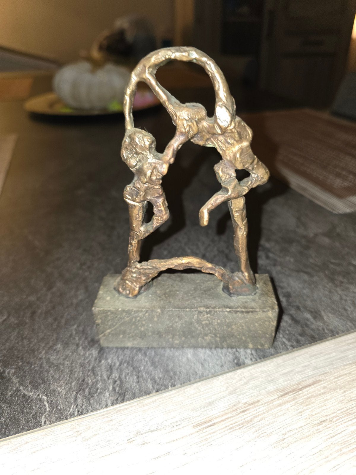 Bronzen beeldje 'Dansende Figuren' op stenen sokkel, Groep mensen, Minder dan 20 cm, Gepatineerd, Ophalen of Verzenden