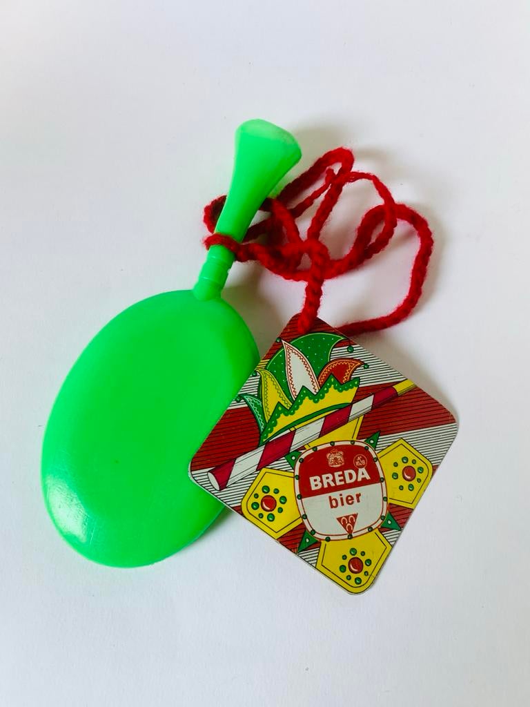 Vintage Carnaval Fluitje met Breda Bier Reclame bordje, Ophalen of Verzenden, Gebruikt, Feestartikel, Carnaval