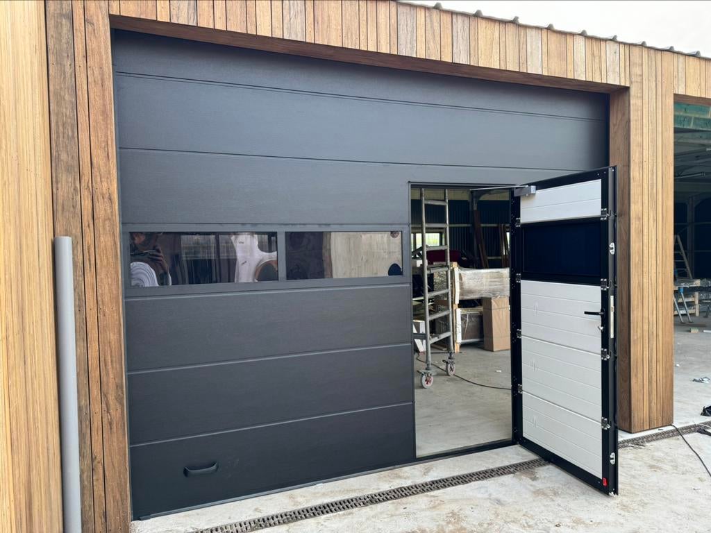 Zwarte garagedeuren op maat gemaakt. Montage demontage, Doe-het-zelf en Verbouw, Deuren en Horren, Ophalen of Verzenden, Glas