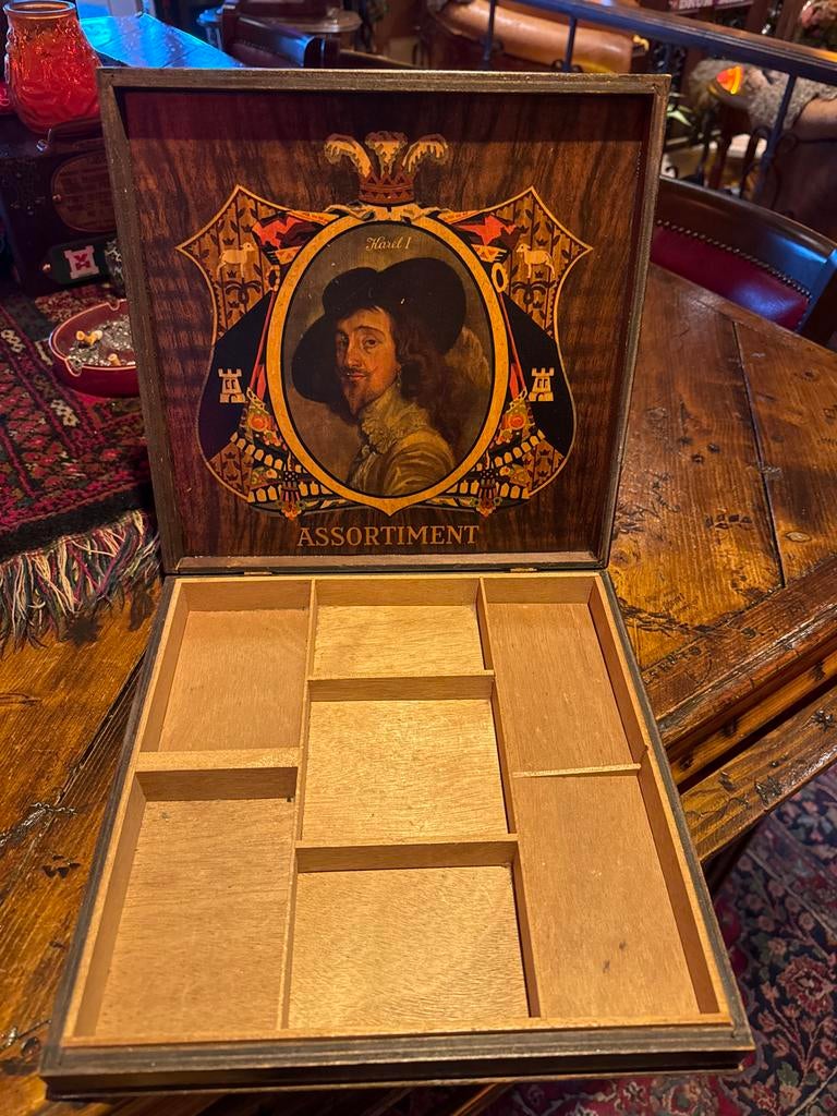 Originele oude sigarendoos van Karel 1, Ophalen of Verzenden, Gebruikt, Sigarenbandjes