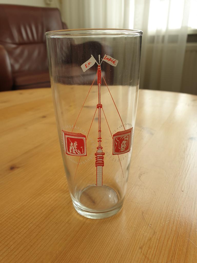 Glas met zendmast Lopik erop, Ophalen