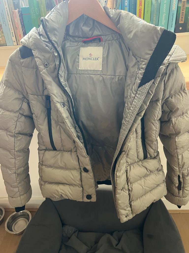 Mooie grijze Moncler ski jas - 10 jaar, Ophalen of Verzenden, Zo goed als nieuw, Jongen of Meisje, Overige typen
