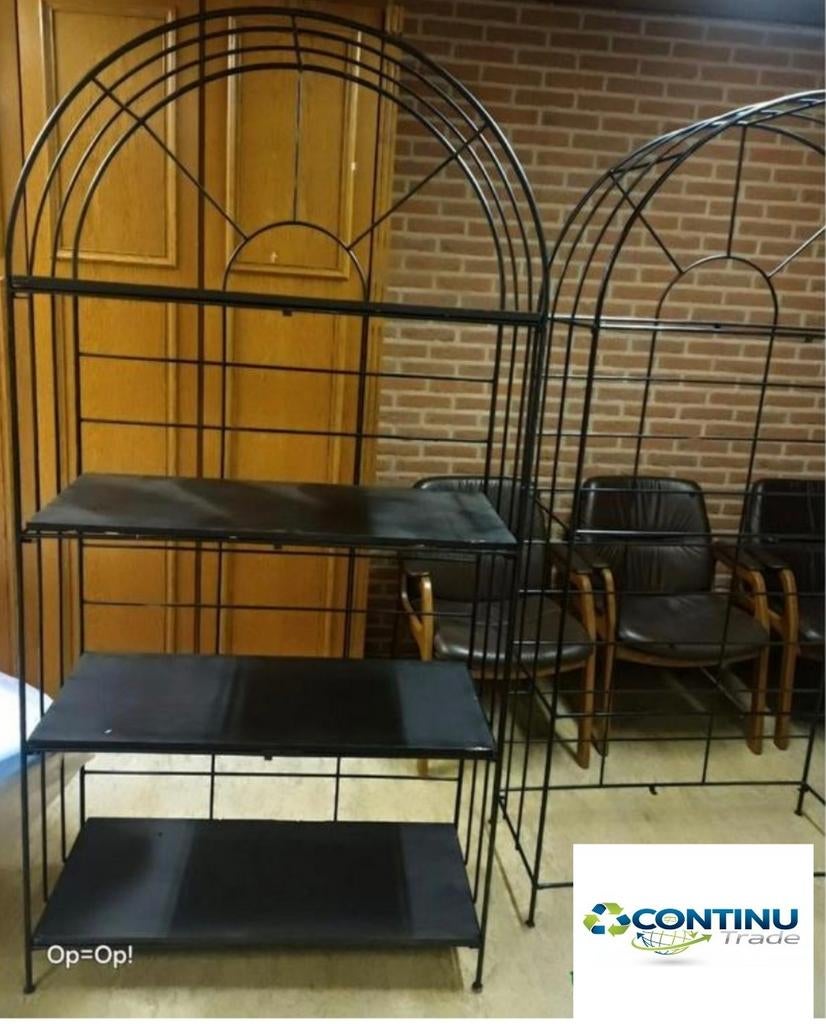 Stijlvolle metalen wandkast met een elegante boogvormige bov, Huis en Inrichting, Kasten | Boekenkasten, Overige houtsoorten, Met plank(en)