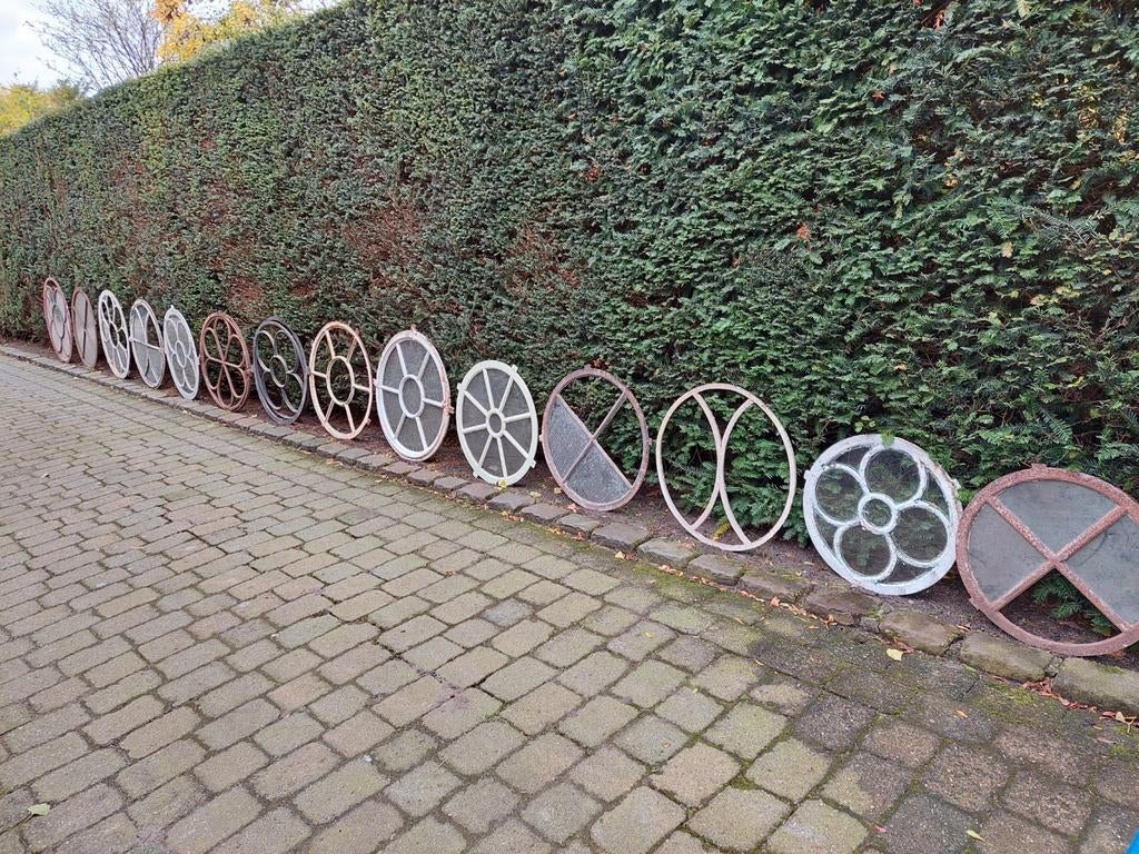14 stuk zeer mooie verschillende ronde gietijzeren stalramen, Doe-het-zelf en Verbouw, Glas en Ramen, Ophalen of Verzenden, Gebruikt