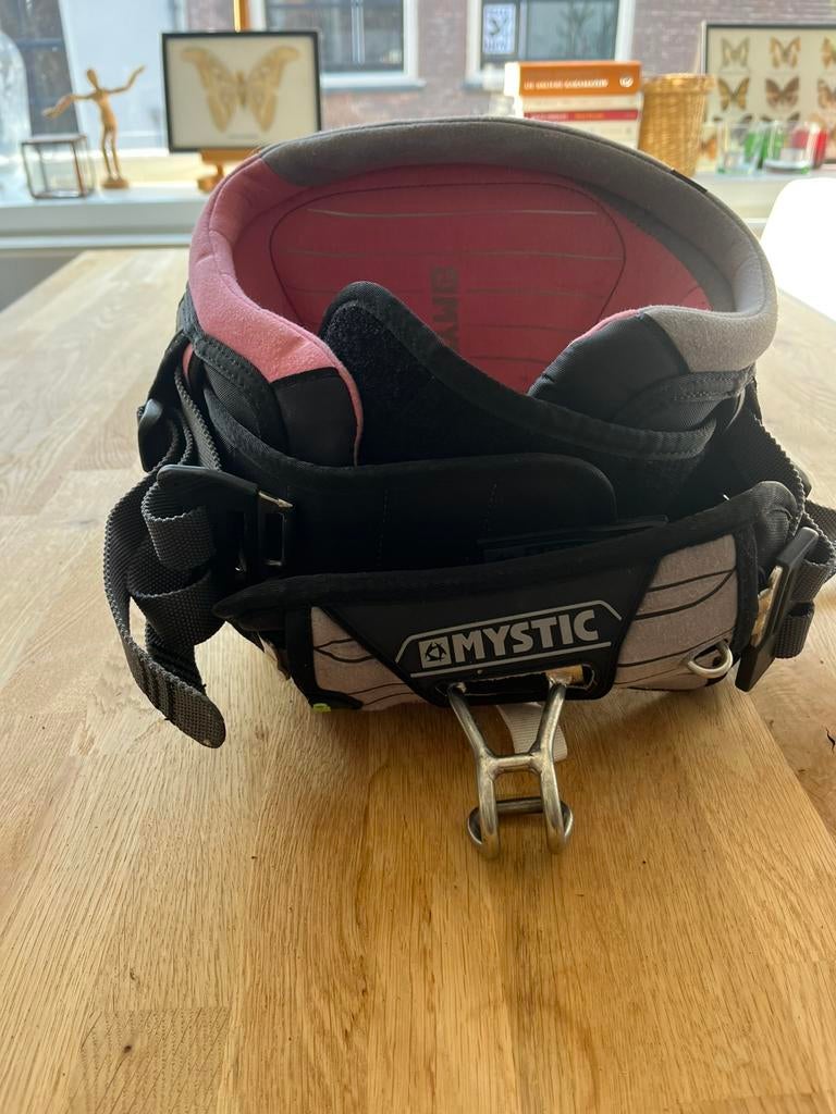 Mystic Dutchess kite harnas XS, Watersport en Boten, Kitesurfen, Ophalen, Trapeze, Geen board, Zo goed als nieuw