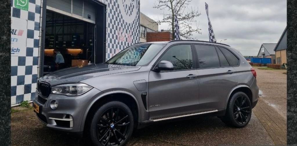 BMW X5 Xdrive 40E Plug-in Hybr Aut8 2016 Grijs, Auto's, BMW, X5, 4 cilinders, Elektrische ramen, 147 €/maand