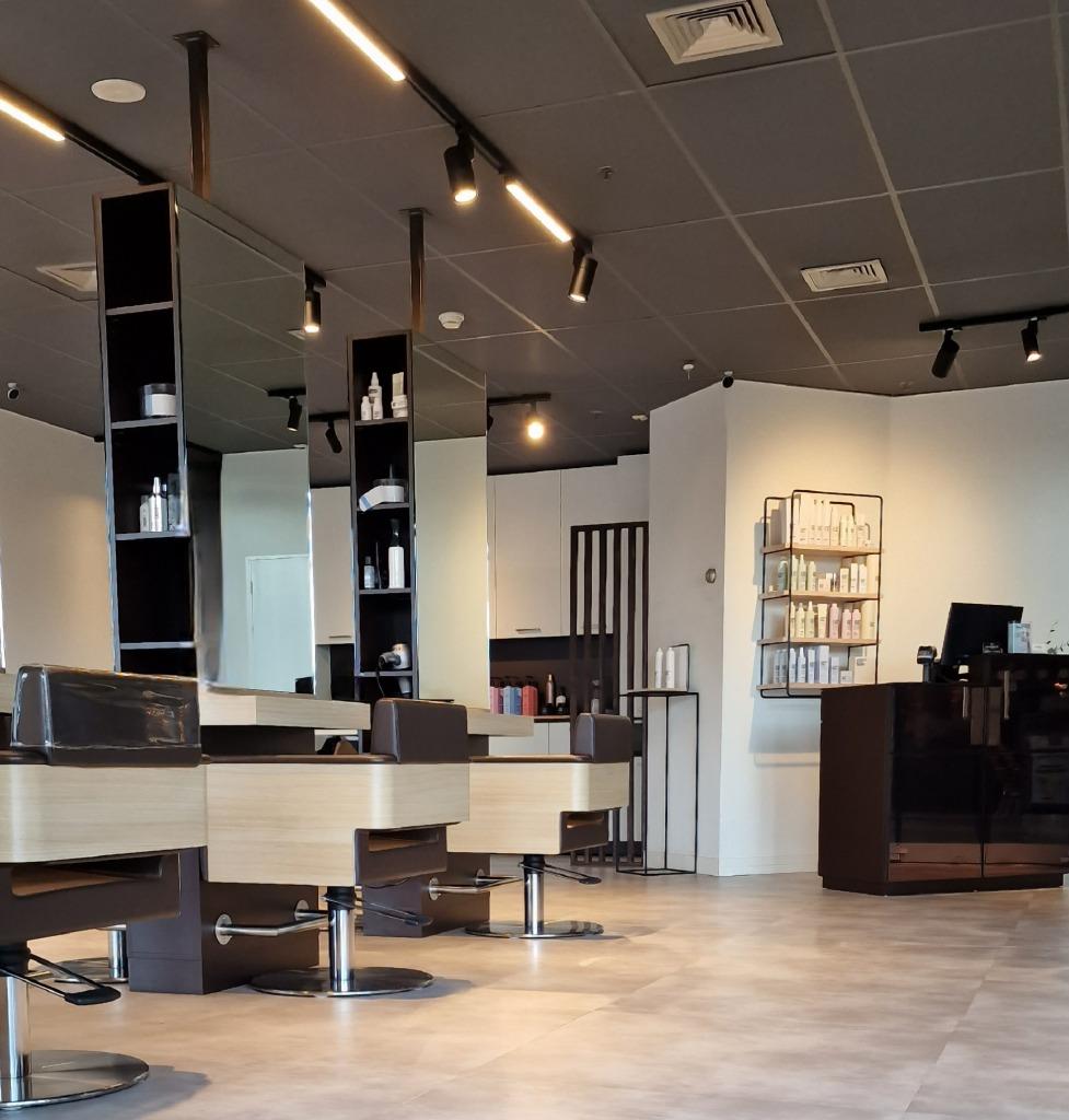 Complete saloninrichting, kappersstoel, kaptafel, wasunit., Zakelijke goederen, Kantoor en Winkelinrichting | Winkel en Inventaris