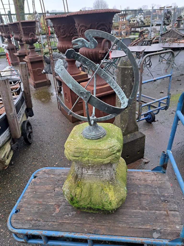 Antieke zonnewijzer op sokkel 94 cm hoog steen met messing, Antiek en Kunst, Curiosa en Brocante, Ophalen