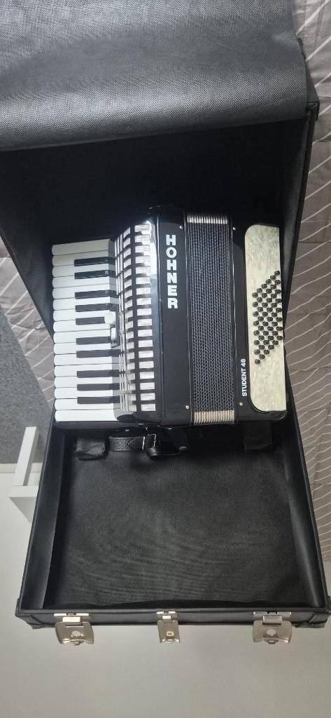 Hohner Student 48 accordeon – perfecte staat, Muziek en Instrumenten, Accordeons, Ophalen, 48-bas, Met koffer, Toetsaccordeon