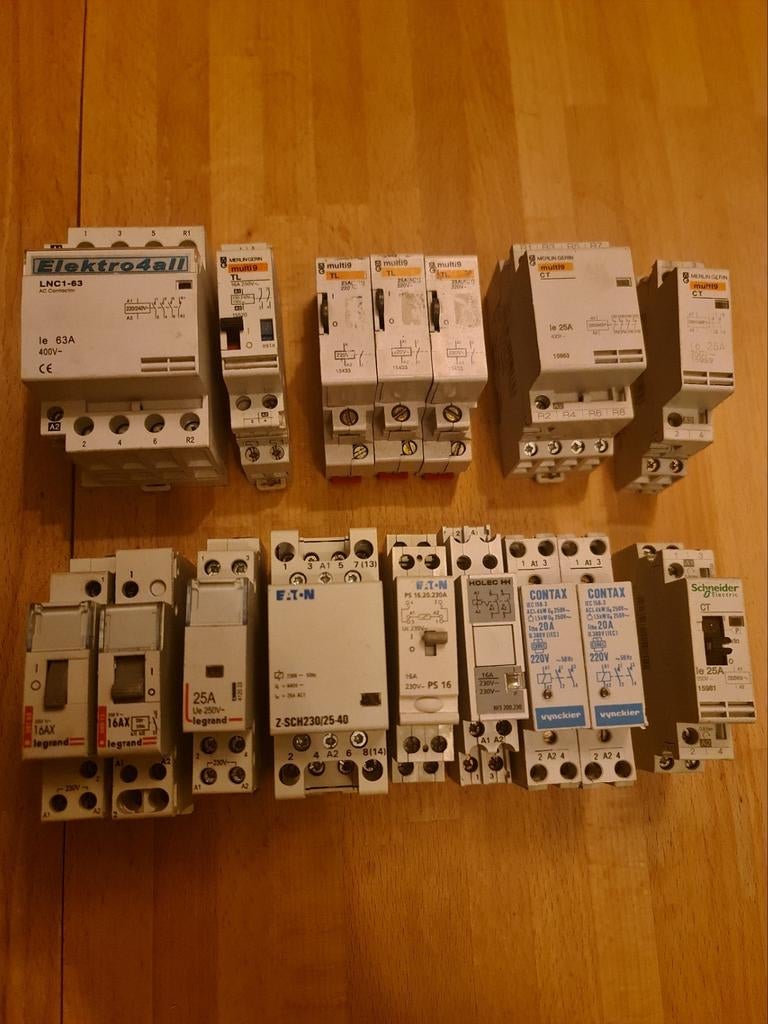 Diverse 230V magneetschakelaars,  10st beschikbaar, Verzenden, Gebruikt, Overige typen