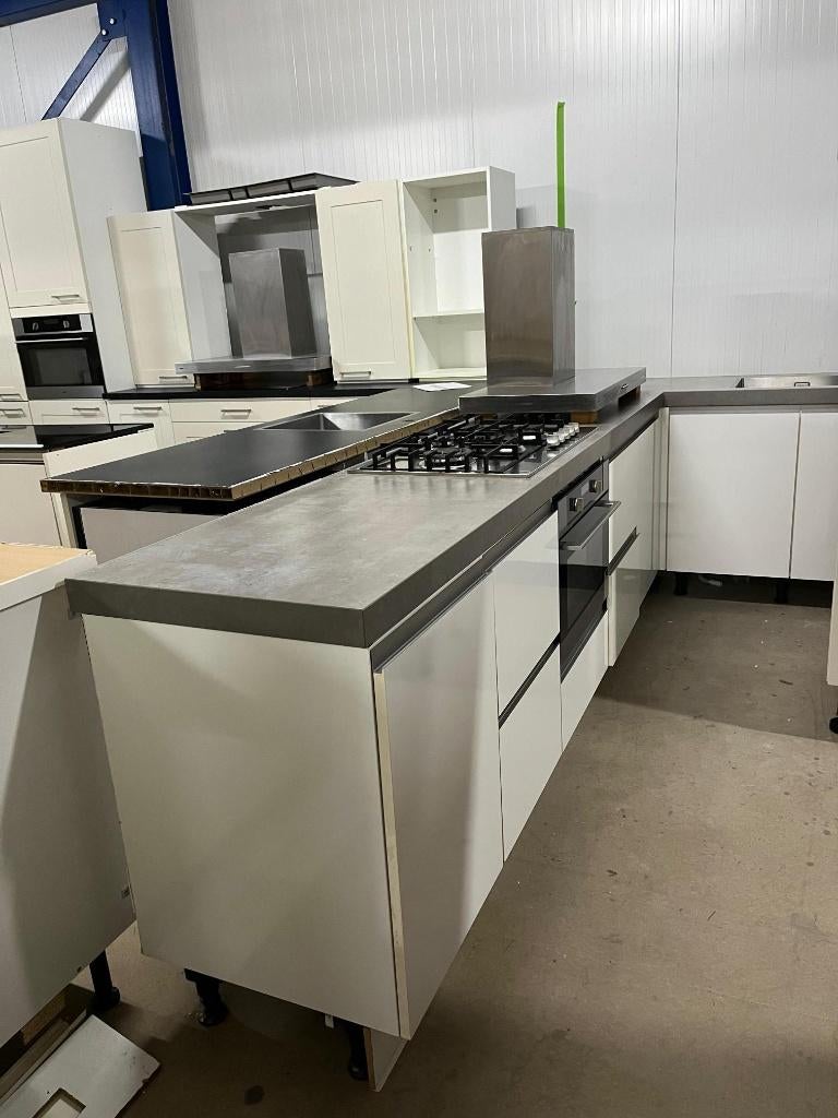 Complete keuken Compleet met APP 120Keukens op voorraad 2871, Verzenden, Zo goed als nieuw, Hoekkeuken, Met kookeiland