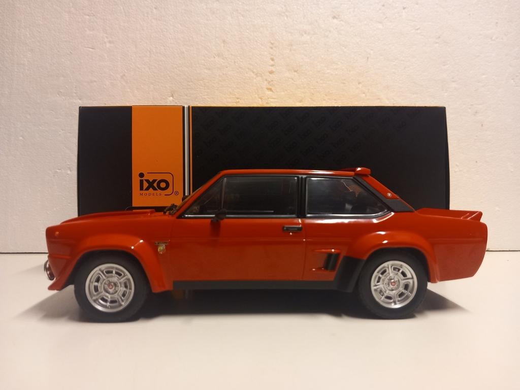 Fiat 131 Abarth 1980 rood IXO metal 1:18 KRD, Hobby en Vrije tijd, Modelauto's | 1:18, Ophalen of Verzenden, Zo goed als nieuw