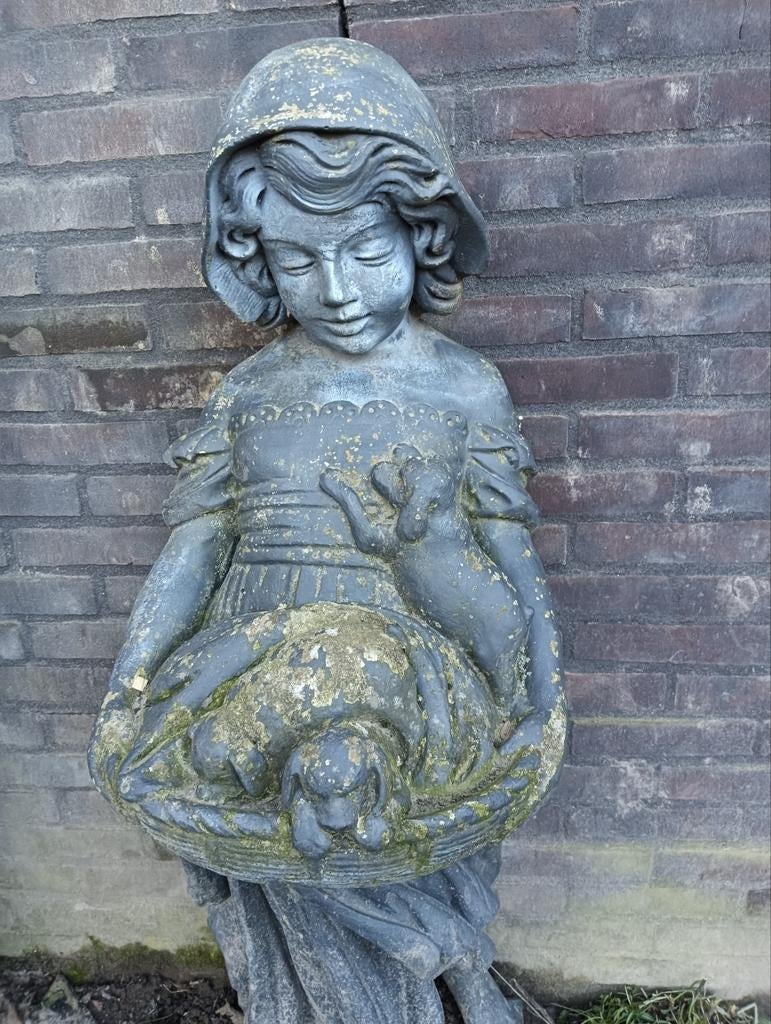 Tuinbeeld meisje met hondjes, Ophalen, Gebruikt, Beton, Mensenbeeld