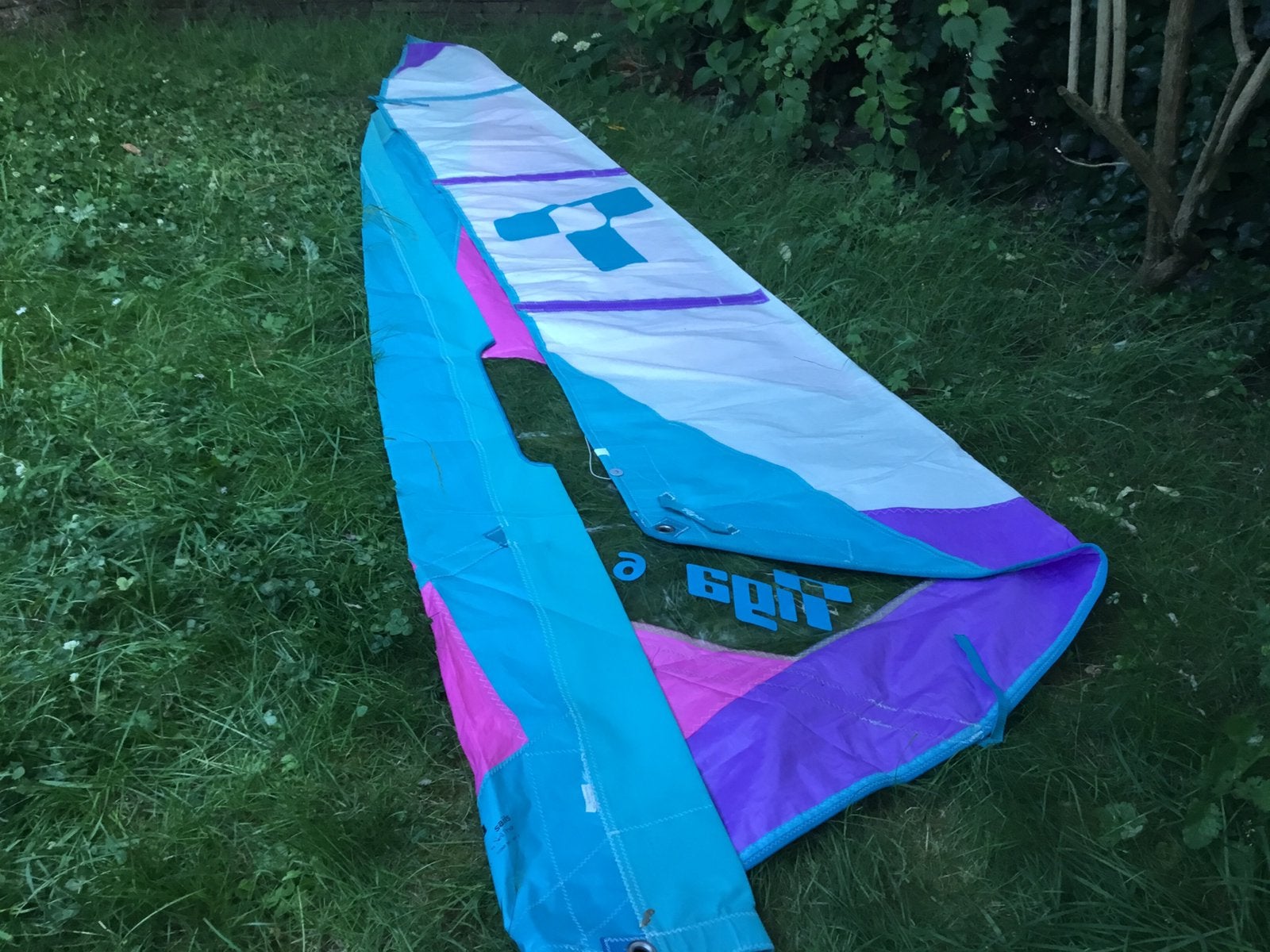Funboard  merk : Tiga  lang 3.20 m, zeil 4,85 m2,,, Watersport en Boten, Windsurfen, Ophalen, Gebruikt, Complete set