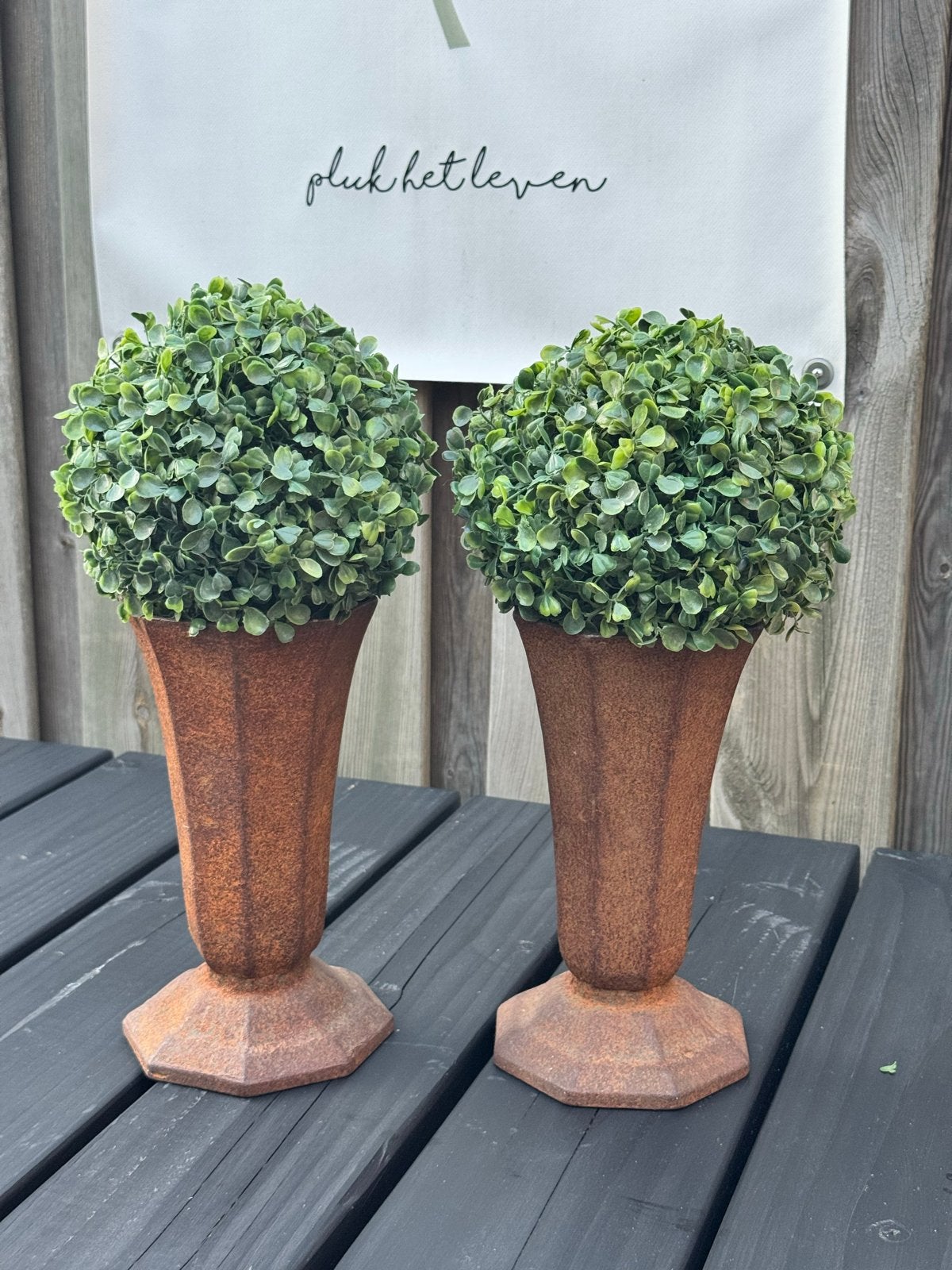 Set van 2 ‘brocante’ gietijzeren vazen hoogte 24 cm, Ophalen