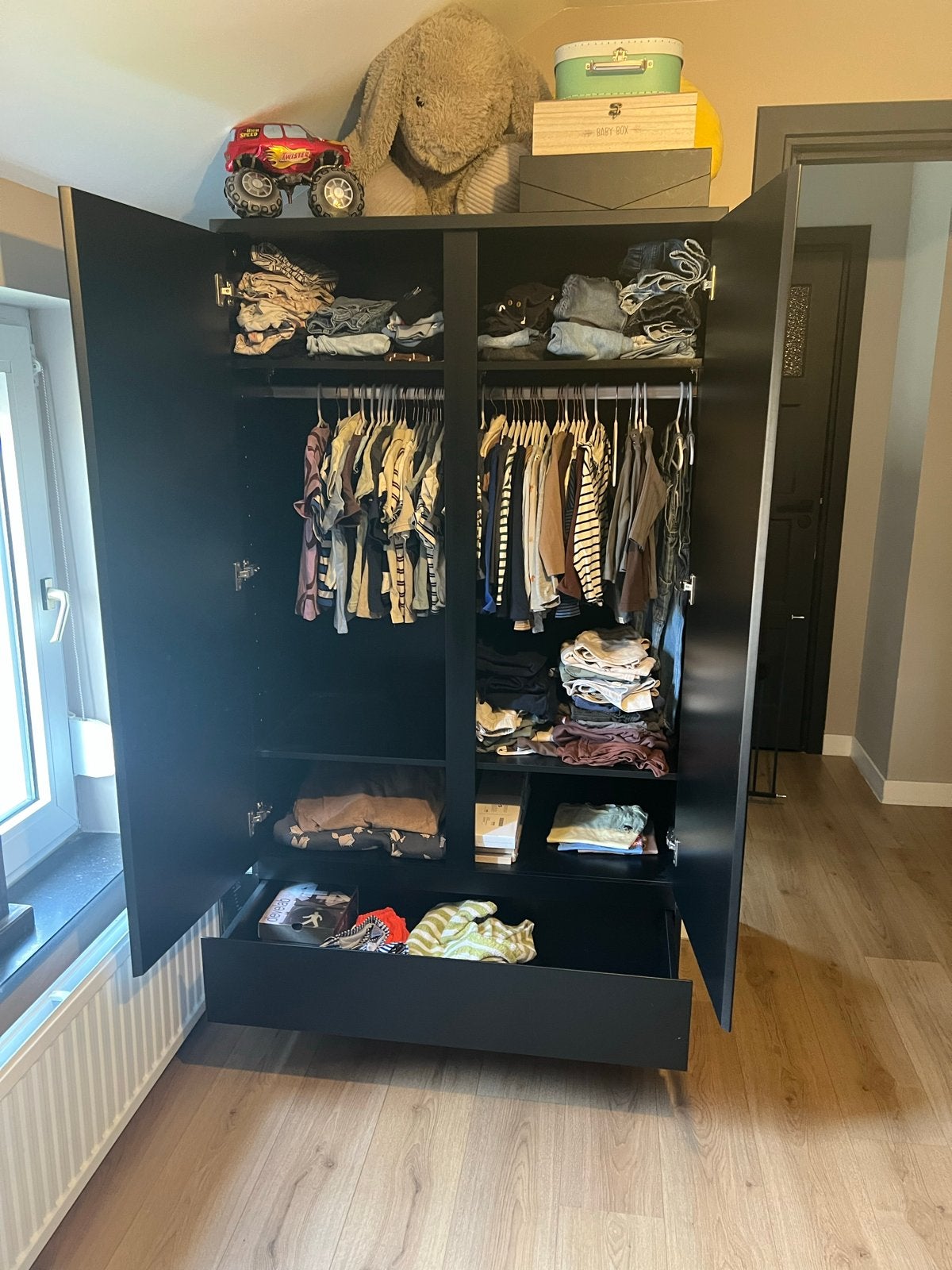 Complete babykamer (ledikant, commode, kledingkast), Ophalen, Gebruikt, Jongetje of Meisje