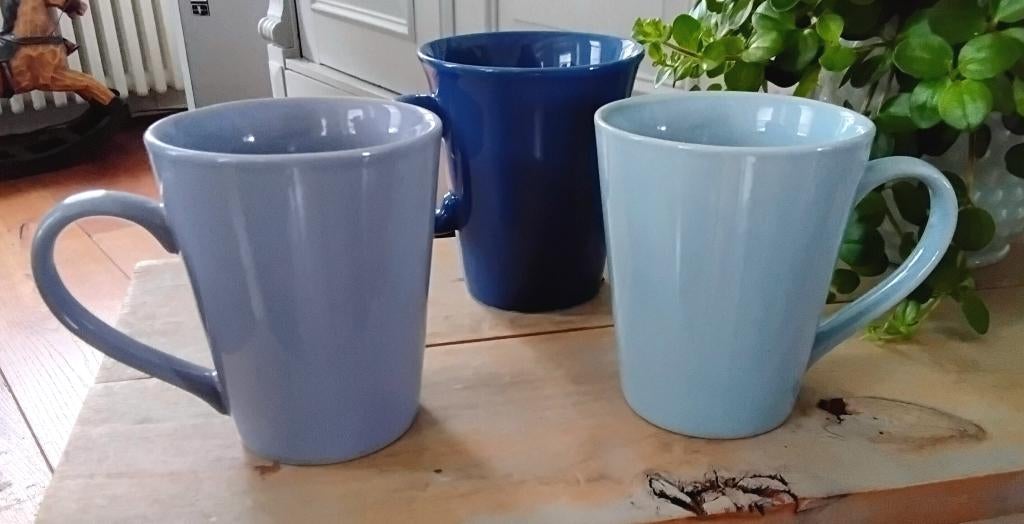 3 verschillende mokken in 3 verschillende blauwe tinten, Gebruikt, Keramiek, Ophalen of Verzenden, Overige stijlen