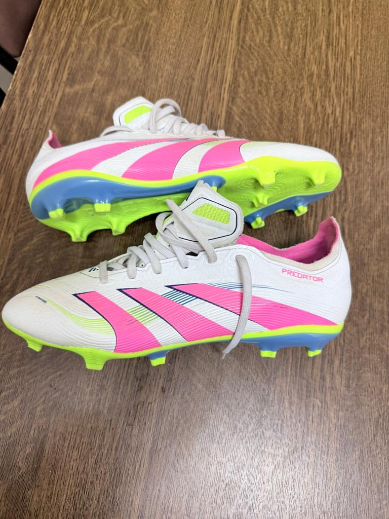 Te koop mooie voetbalschoenen, Maat XS of kleiner, Ophalen of Verzenden, Zo goed als nieuw, Schoenen