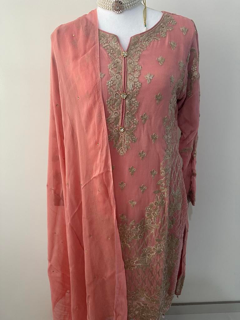 Roze Indiase jurk met gouden borduursels, Ophalen of Verzenden, Nieuw, Maat 38/40 (M)