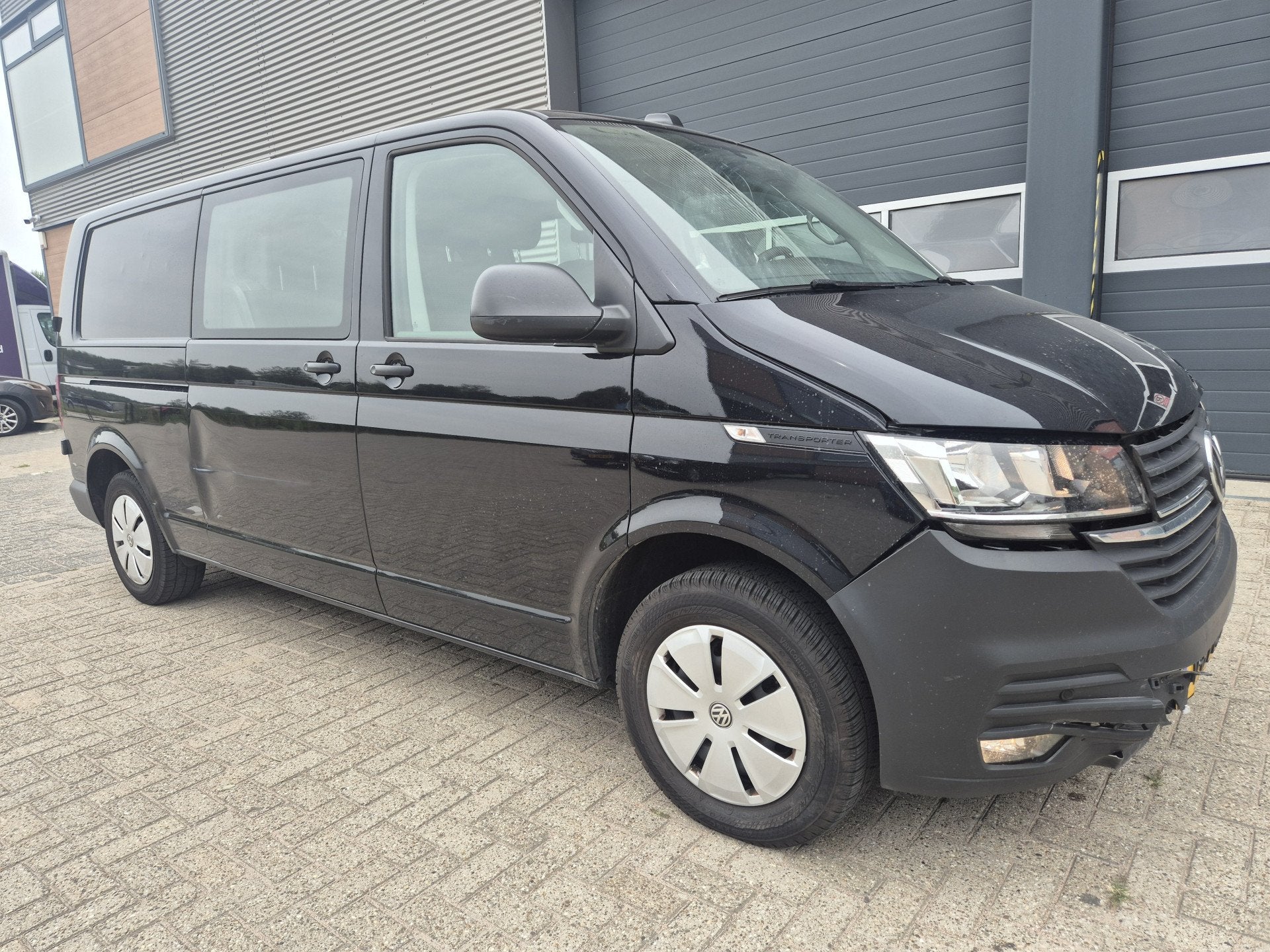 Volkswagen Transporter 2.0 TDI 150pk L2H1 30 DC lichte schad, Voorwielaandrijving, Dealer onderhouden, Stof, Euro 6