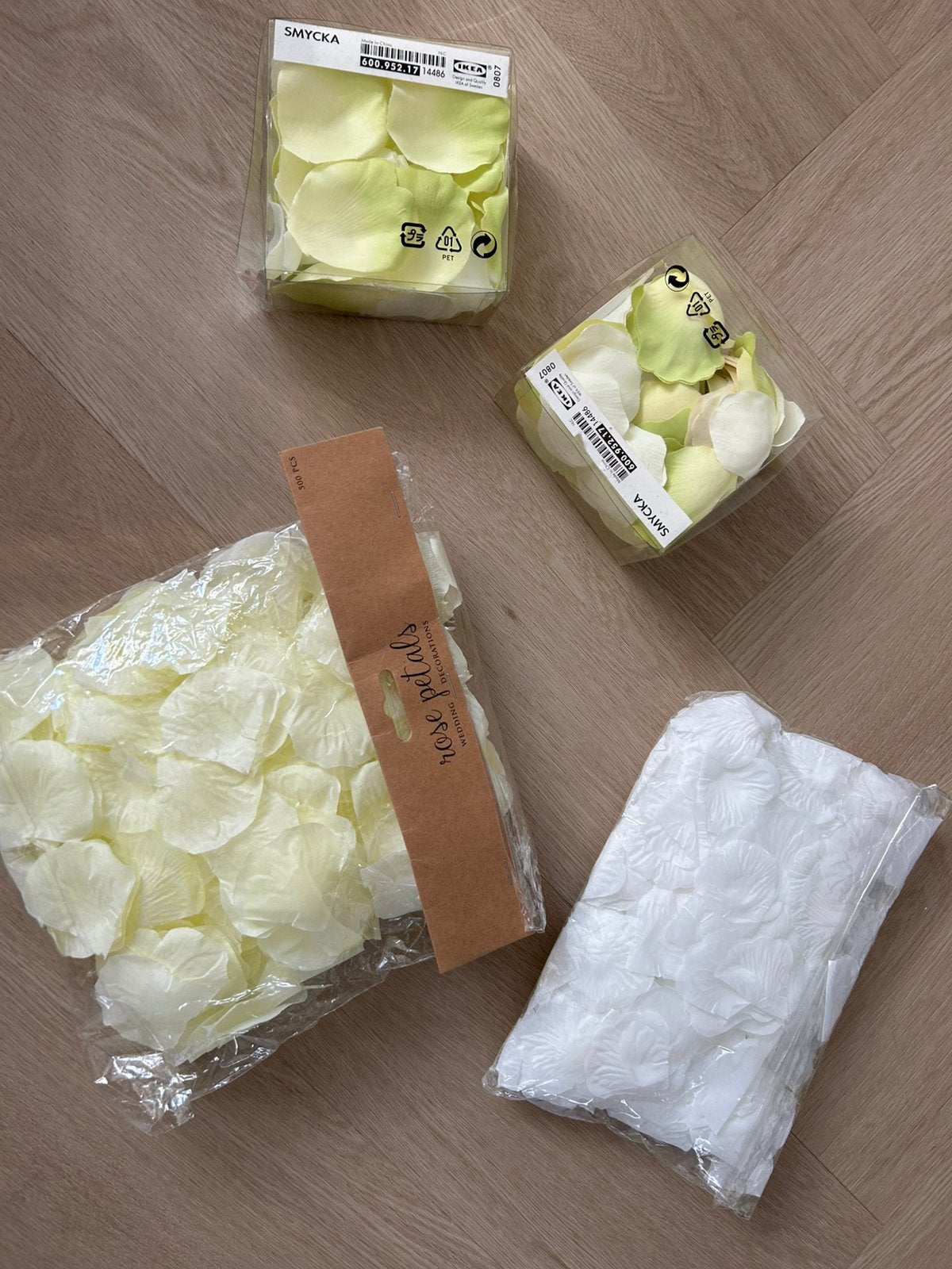 Rozenblaadjes nep, Ophalen of Verzenden, Versiering, Geboorte of Huwelijk