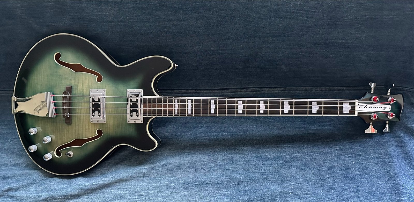 Chowny CHB1 shortscale Semi-akoestische Basgitaar, Ophalen, Zo goed als nieuw, Semi-akoestisch