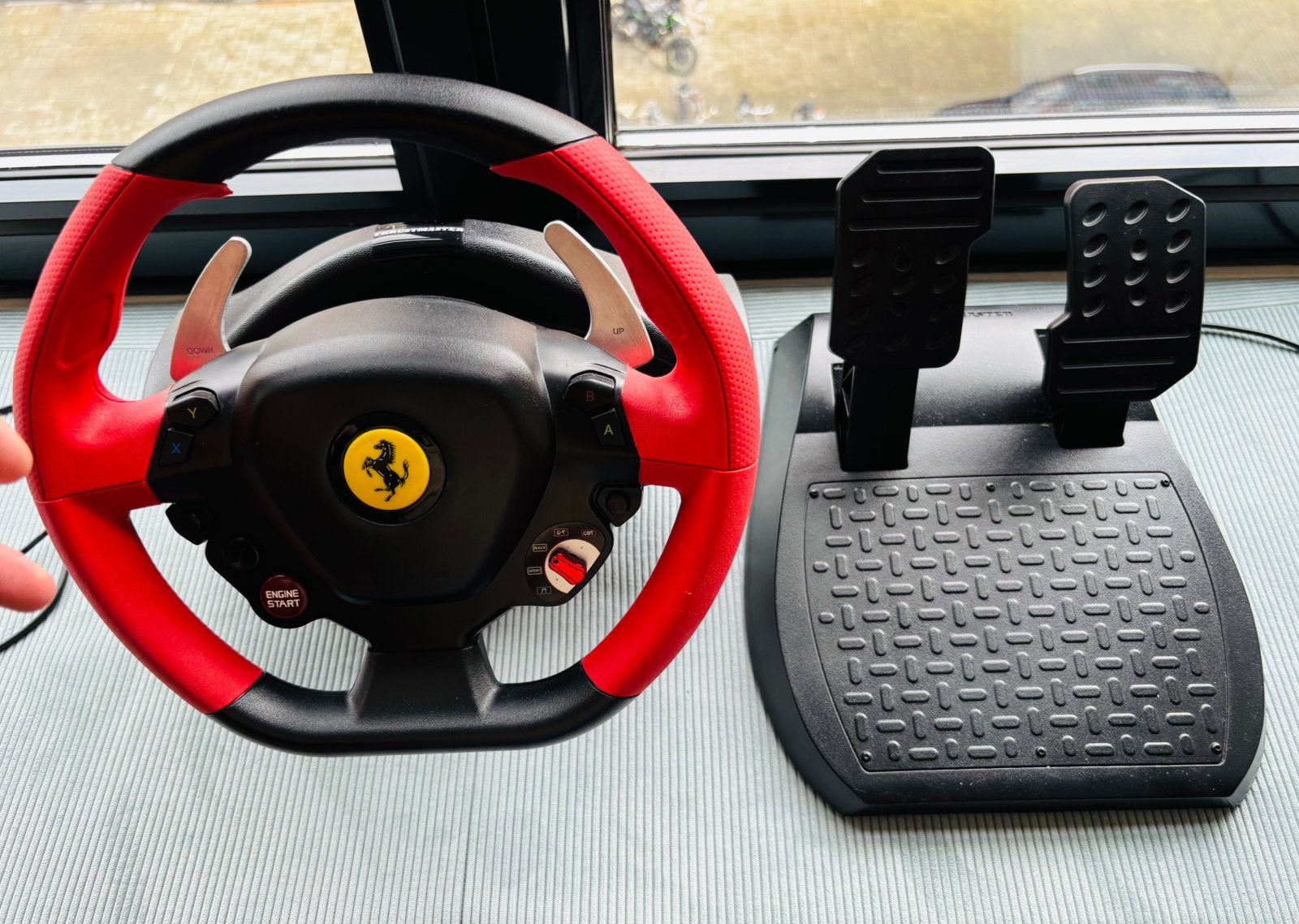 Thrustmaster Ferrari 458 Spider racestuur & pedalen, Spelcomputers en Games, Spelcomputers | Xbox | Accessoires, Ophalen, Zo goed als nieuw