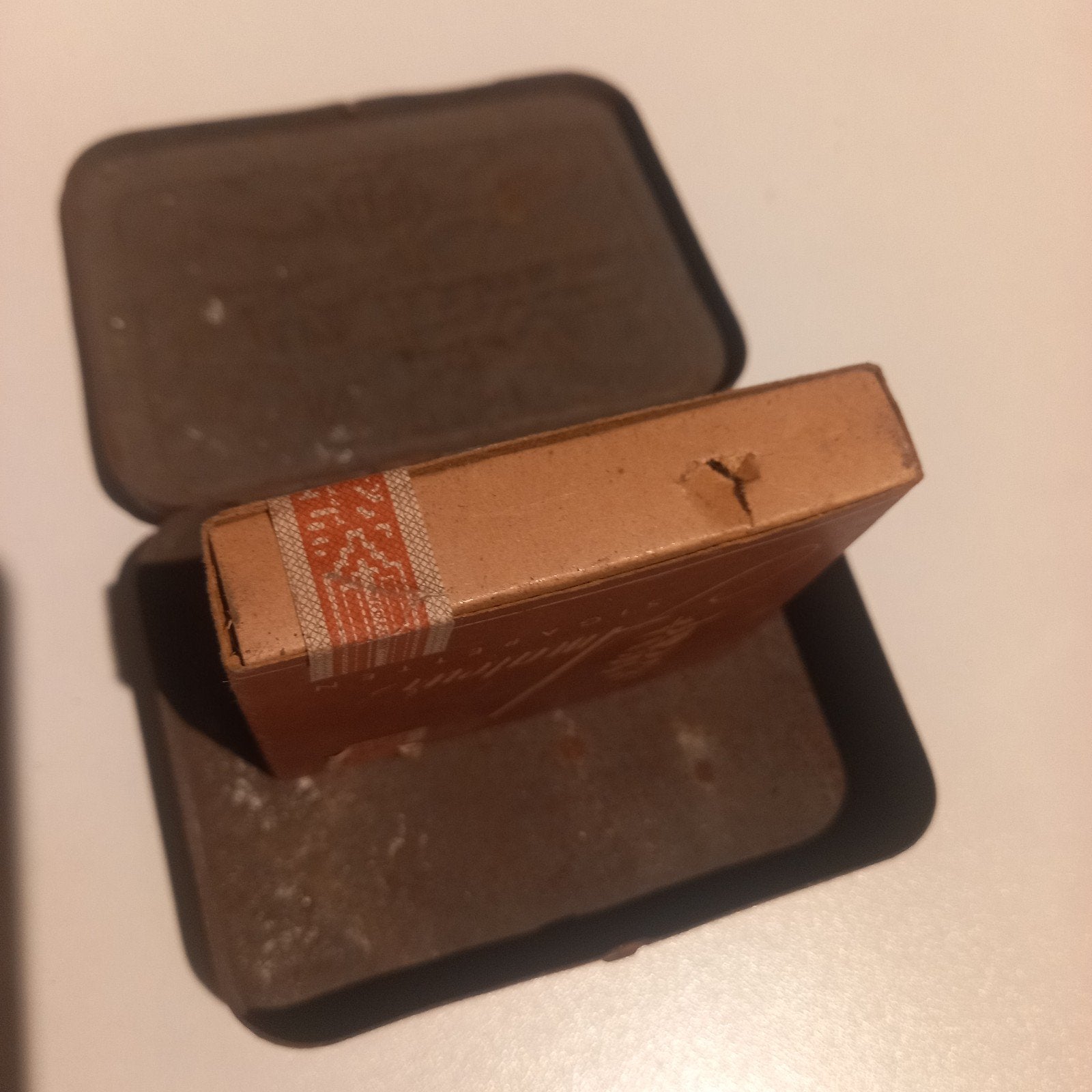 Vintage sigarettenblikje met pakje 'Amateur Sigaretten', Ophalen of Verzenden, Gebruikt, Tabaksdoos of Verpakking