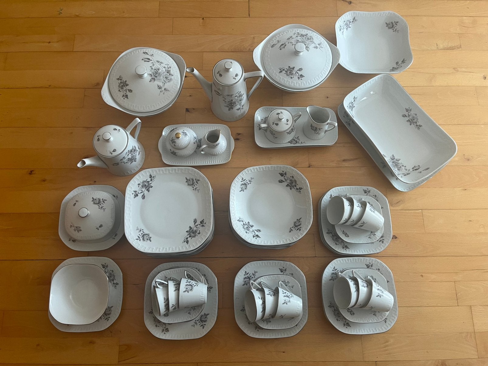 Prachtig appart Wawel servies,  compleet 12 persoons, Huis en Inrichting, Gebruikt, Overige merken, Klassiek, Ophalen of Verzenden