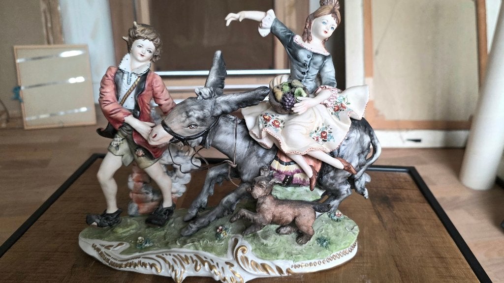 Groot beeld capodimonte jong koppel met ezel en fruitmand, Ophalen, Zo goed als nieuw, Dier
